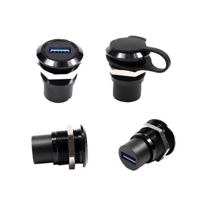Conector elétrico à prova d'água montado em painel industrial com acoplamento roscado